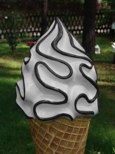 Softeistüte mit Schokoladen-Streifen und Standfuß