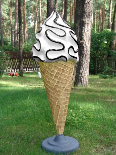 Softeistüte mit Schokoladen-Streifen und Standfuß