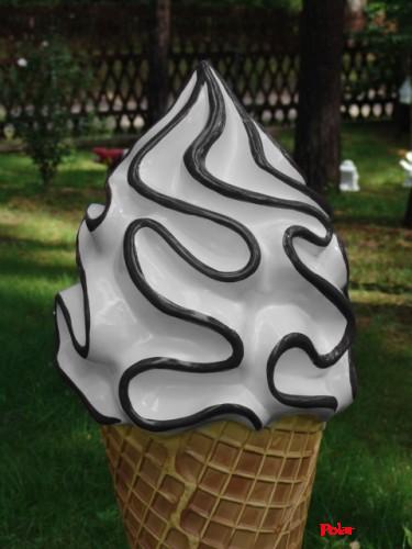 Softeistüte mit Schokoladen-Streifen und Standfuß