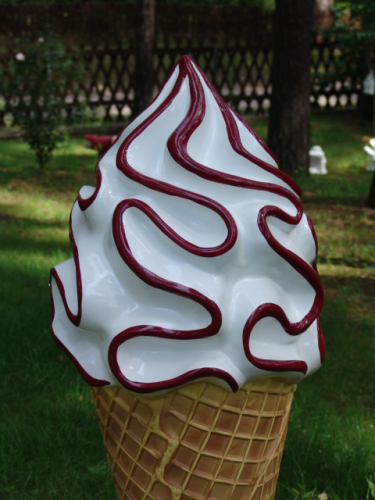 Softeistüte mit Erdbeer-Streifen und Standfuß