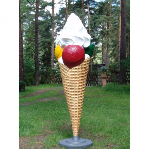 Kugeleistüte mit 3 Kugeln und Sahne mit Standfuß