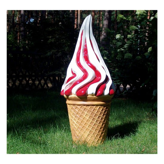 Waffelbecher mit Softeis und Erdbeersauce