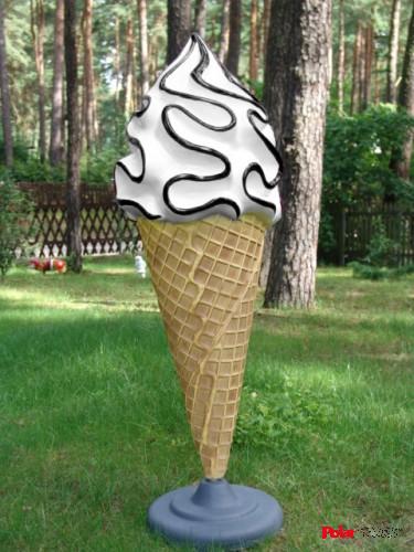 Softeistüte mit Schokoladen-Streifen und Standfuß